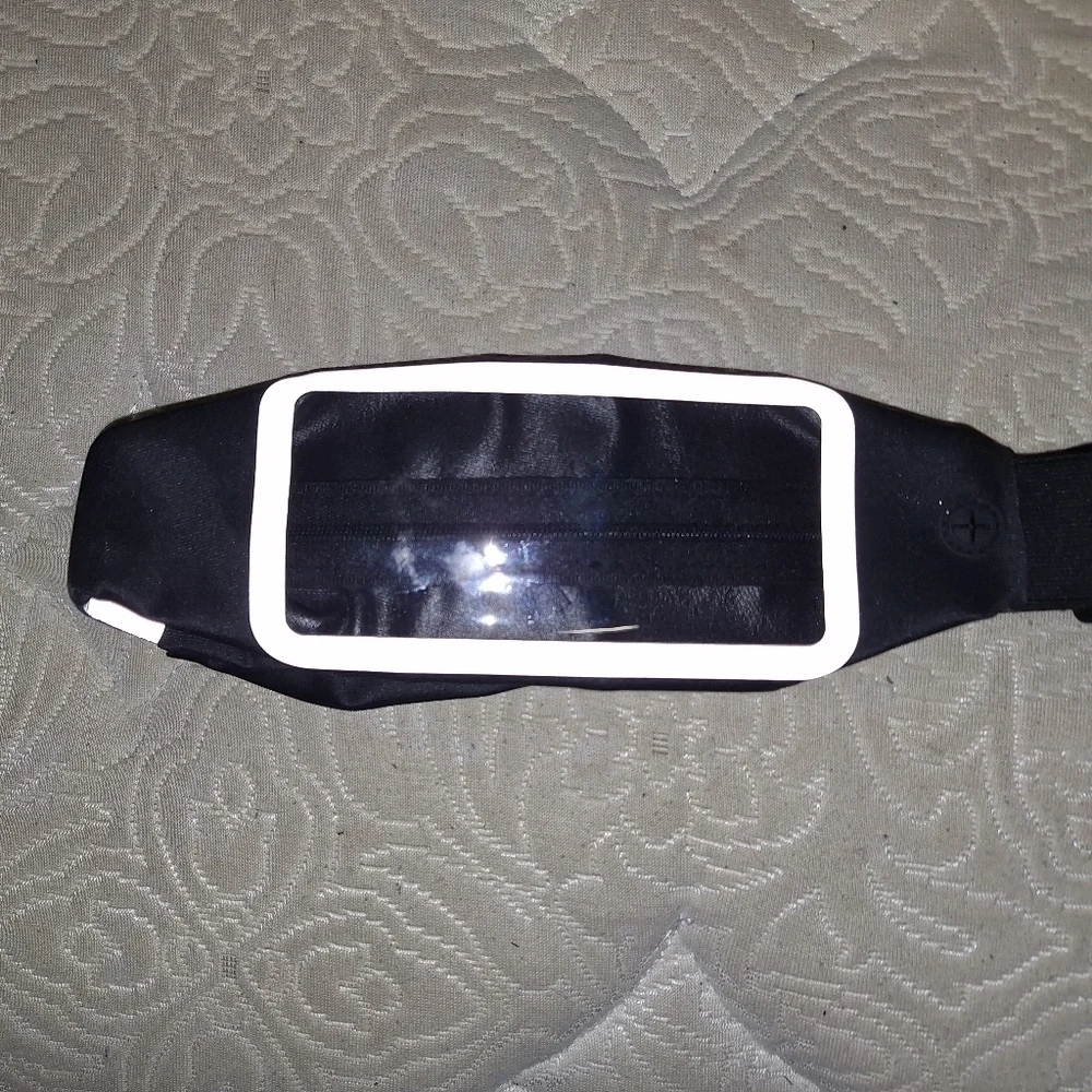 A runners phone case. Fully zippered waterproof belt bag for your phone.